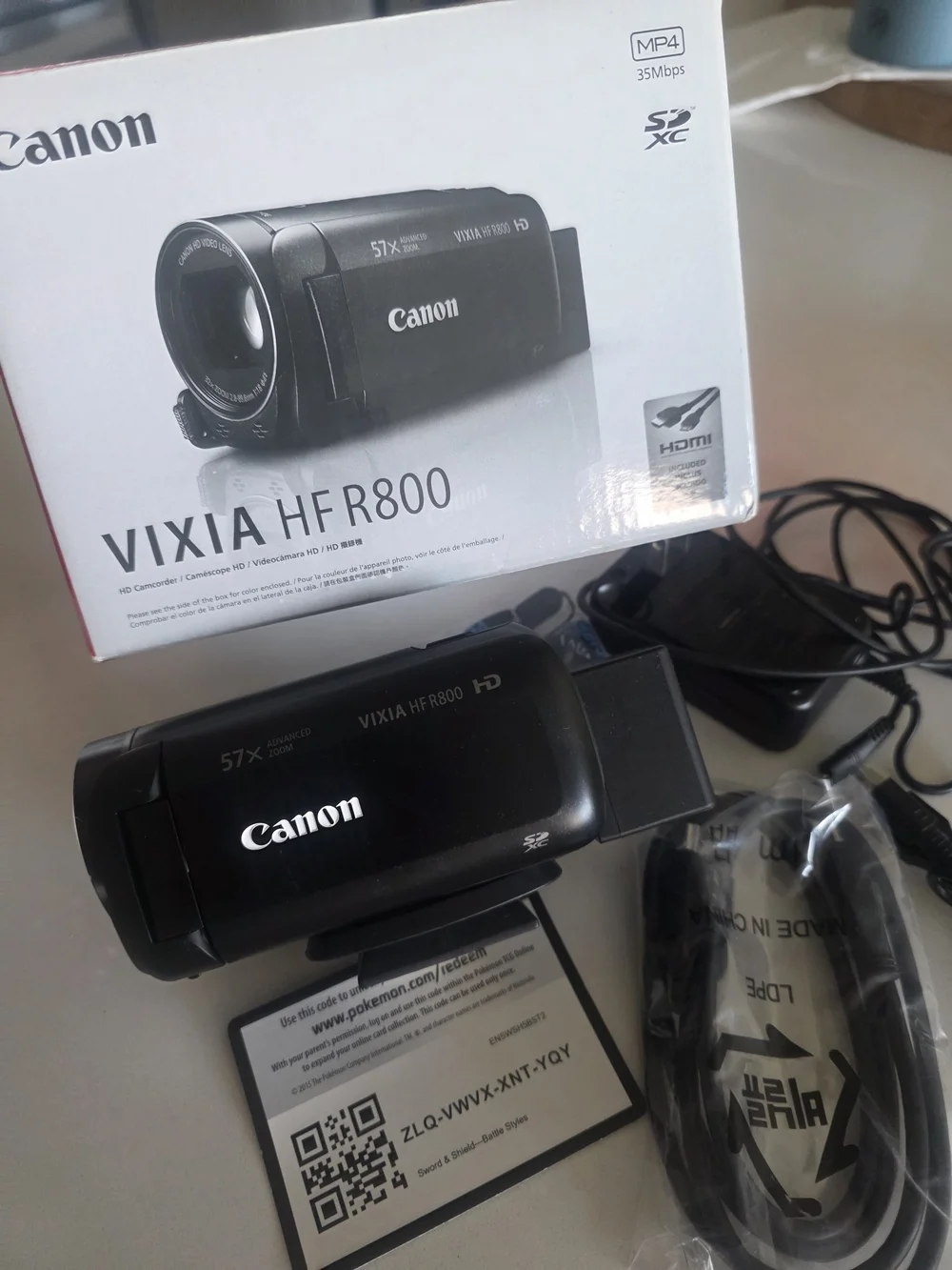 Canon VIXIA HFR800 Black and Red Retail Box